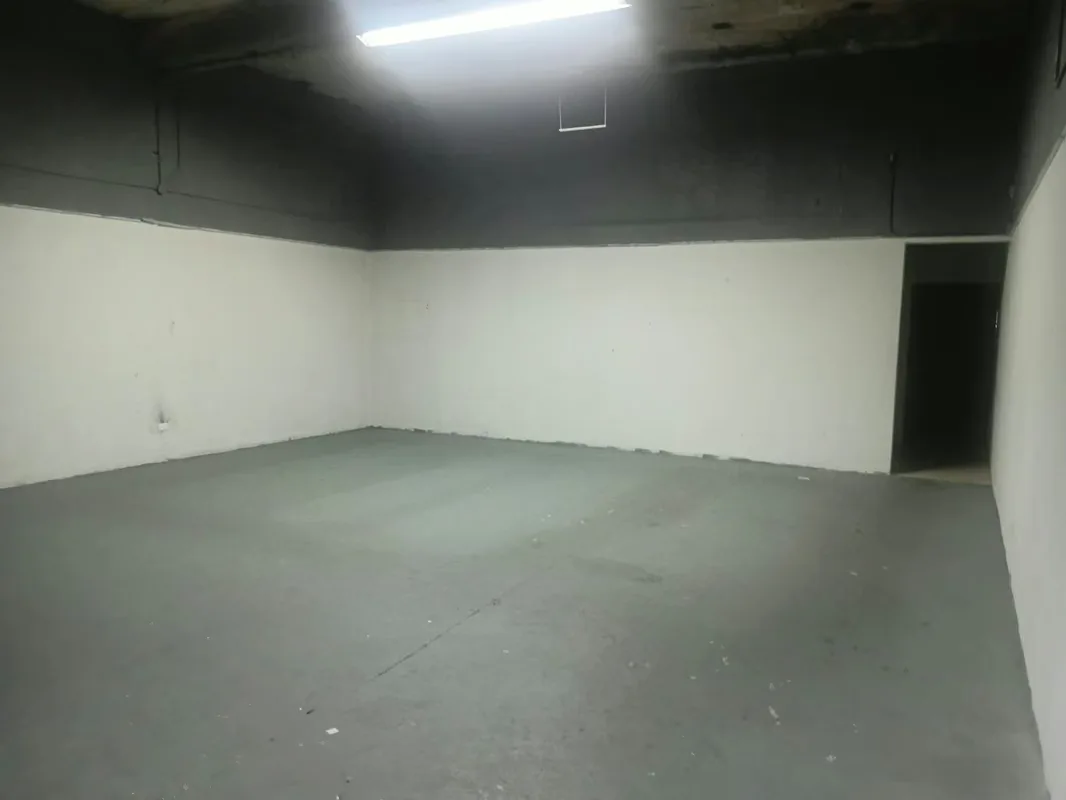 La bodega está ubicada dentro de un Complejo Empresarial ubicado cerca de la Embajada Americana, el cual le ofrece: