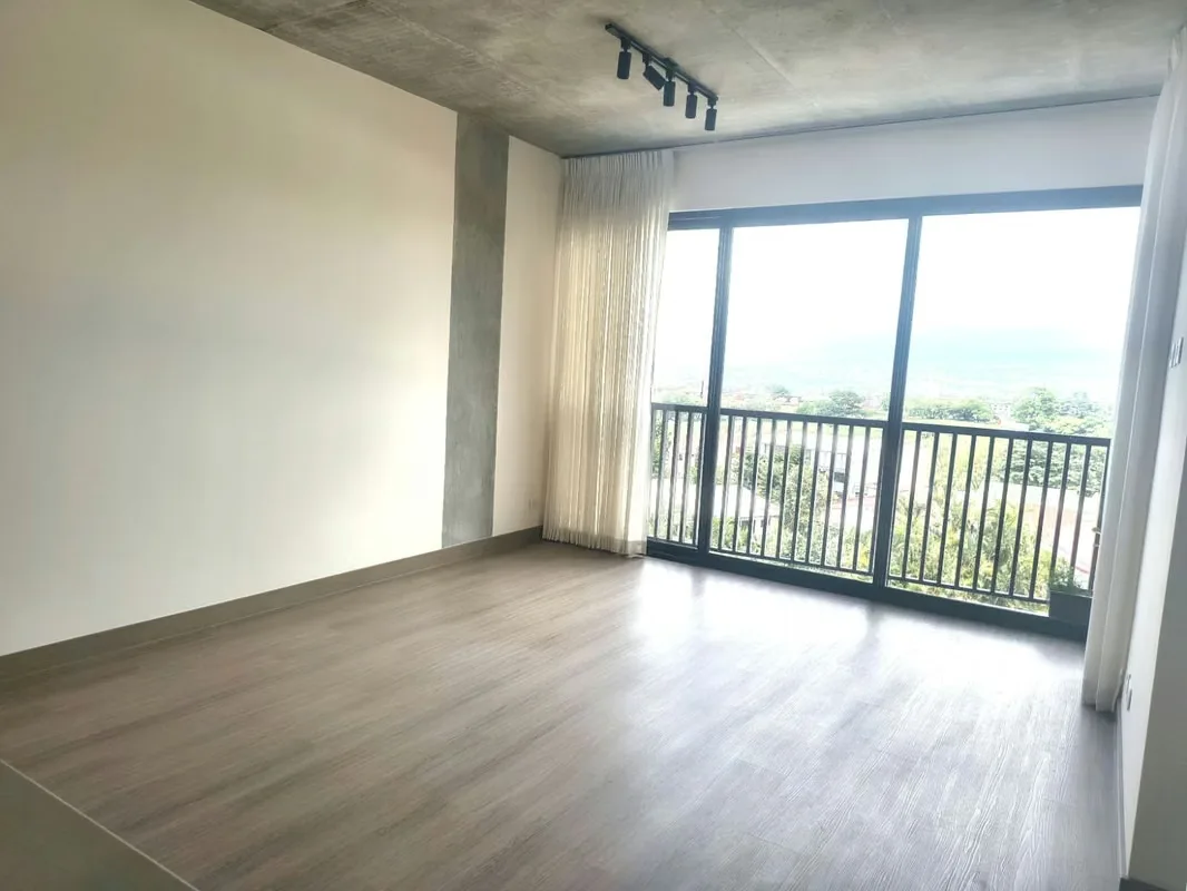 Apartment for rent in Rohrmoser, located on the fifth floor of a modern condo.