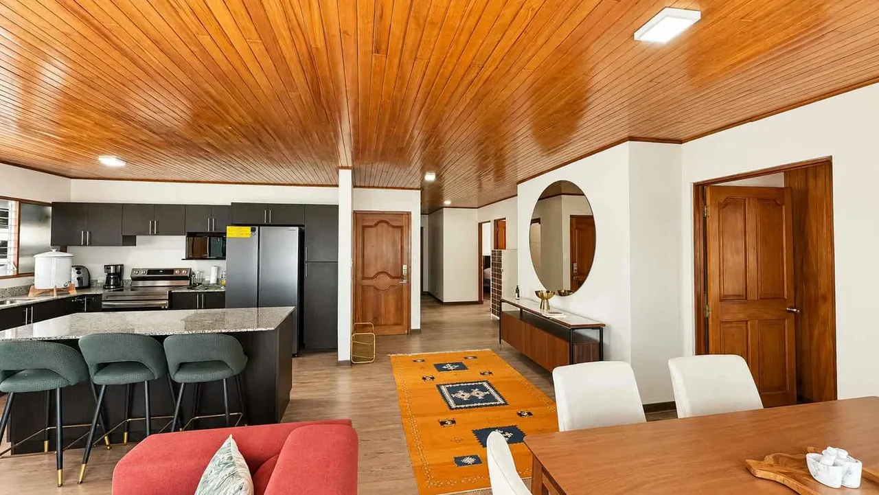 Amplio y cómodo apartamento totalmente amoblado, ubicado en Sabana Sur, en una zona céntrica y de fácil acceso, ideal para quienes buscan espacios generosos, funcionalidad y ...
