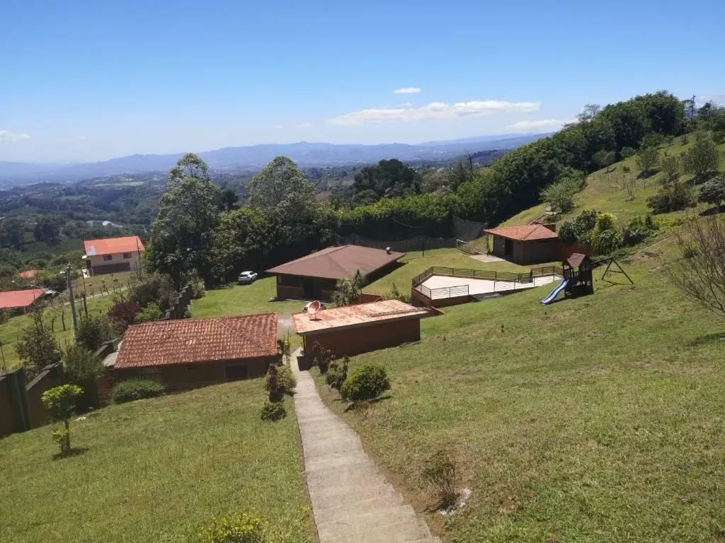10 mil mts cuadrados con 2 casas, salón de fiestas para 80 personas , vestidores, cancha de fútbol, senderos alrededor de la propiedad árboles frutales, 2 entradas.