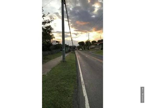 La propiedad está ubicada a lo largo de la Ruta Nacional 129, una vía secundaria de alto ...