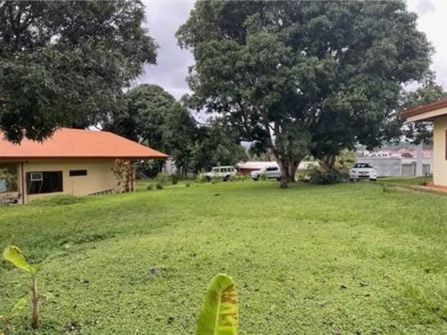 Lote con porton comunal cerca de Atenas Centro