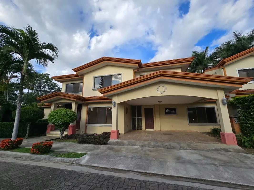 House in a gated community located in Pozos, Santa Ana, in an excellent residential area with 24/7 security.