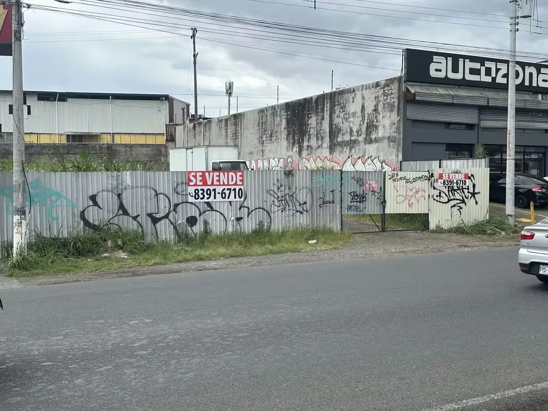Lot in front of the main street on the exit from Heredia to San José with a very high Trancito and a very high totally flat exhibition with access to all services a highly commercial ...