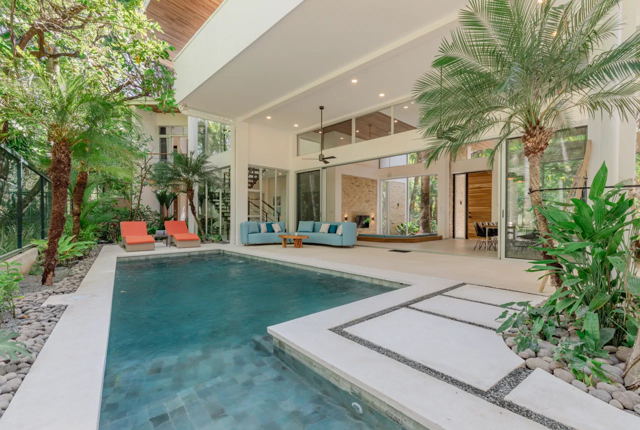 Villa Neomar, 5 bedroom new home with Incredible location