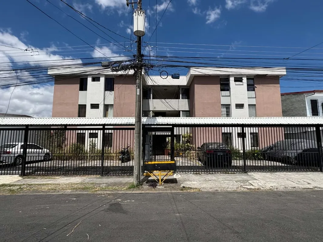Excelente ubicación en primera planta, ideal para quienes buscan comodidad y cercanía a todo. Cuenta con 2 dormitorios, un baño, sin cochera. Zona estratégica y segura, cerca de ...