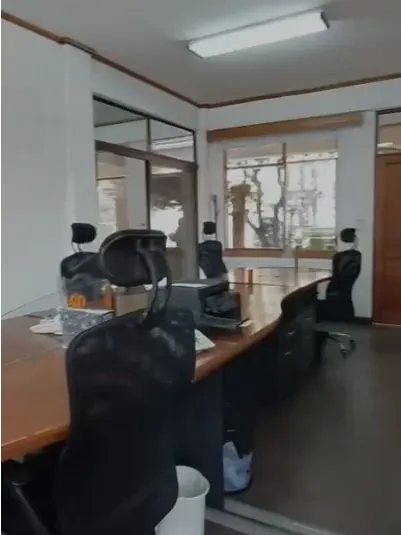 Se alquila espacio para oficina/servicios. Incluye mobiliario de oficina y muebles de archivo y bodega. Incluye 1 baño y 1 bodega.