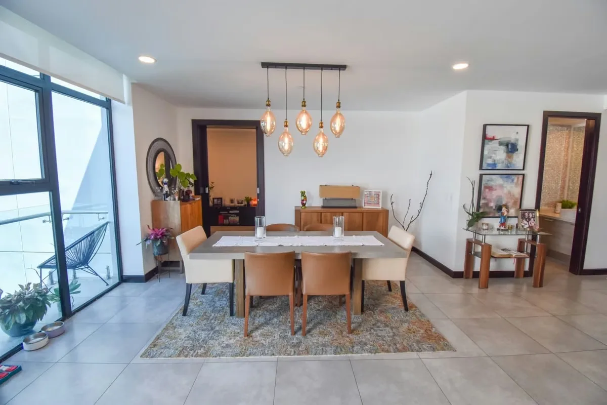 Condominium in Escazu Guachipelin tower, very close to the CC District 4 and Condominio Cerro Alto. suitable at last level Pent House with 3 bedrooms 2.5 bathrooms, Cto de servicio, ...