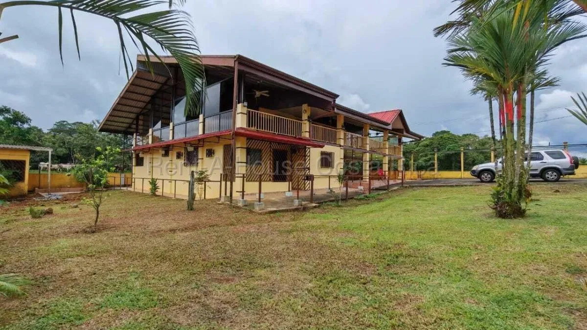 Venta de propiedad con 2 casas, zonas verdes y ruta principal #26-2266 GS - Venta en Sarapiquí