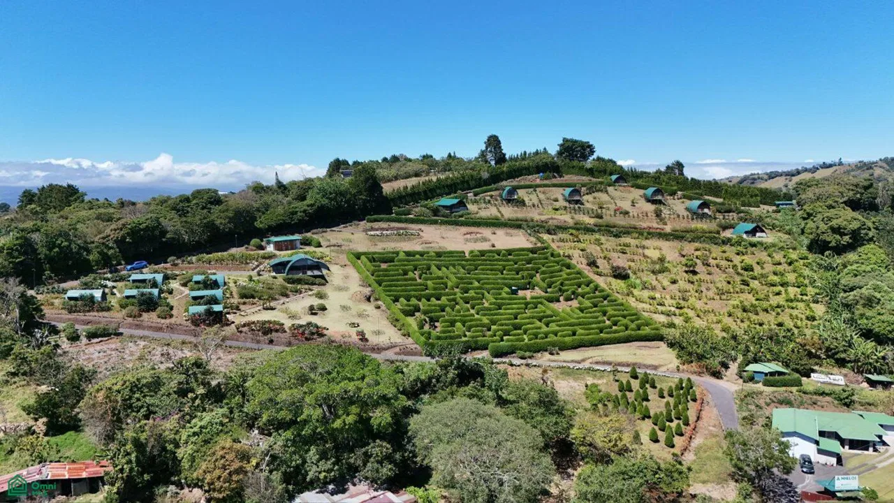Camping de lujo llave en mano en venta en 5,8 acres con vistas increíbles.