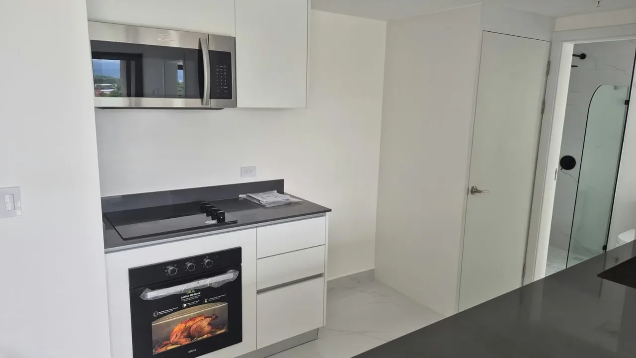 Se alquila apartamento nuevo semi equipado en torre de lujo en Rohrmoser. Ubicado en piso 6 con bellas vistas a zona verde. Cocina, sala y comedor integrados. Salida amplio balcón que ...
