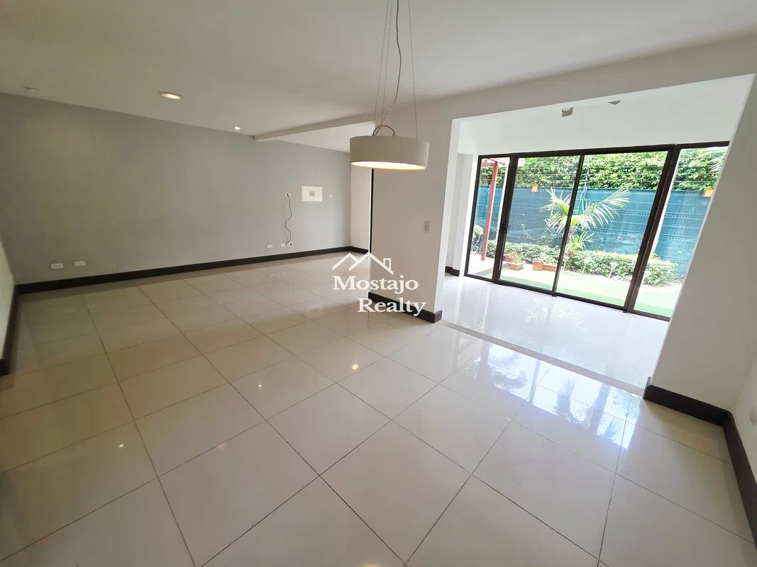 Alquiler de casa esquinera, Condominio Parques del Sol, Santa Ana