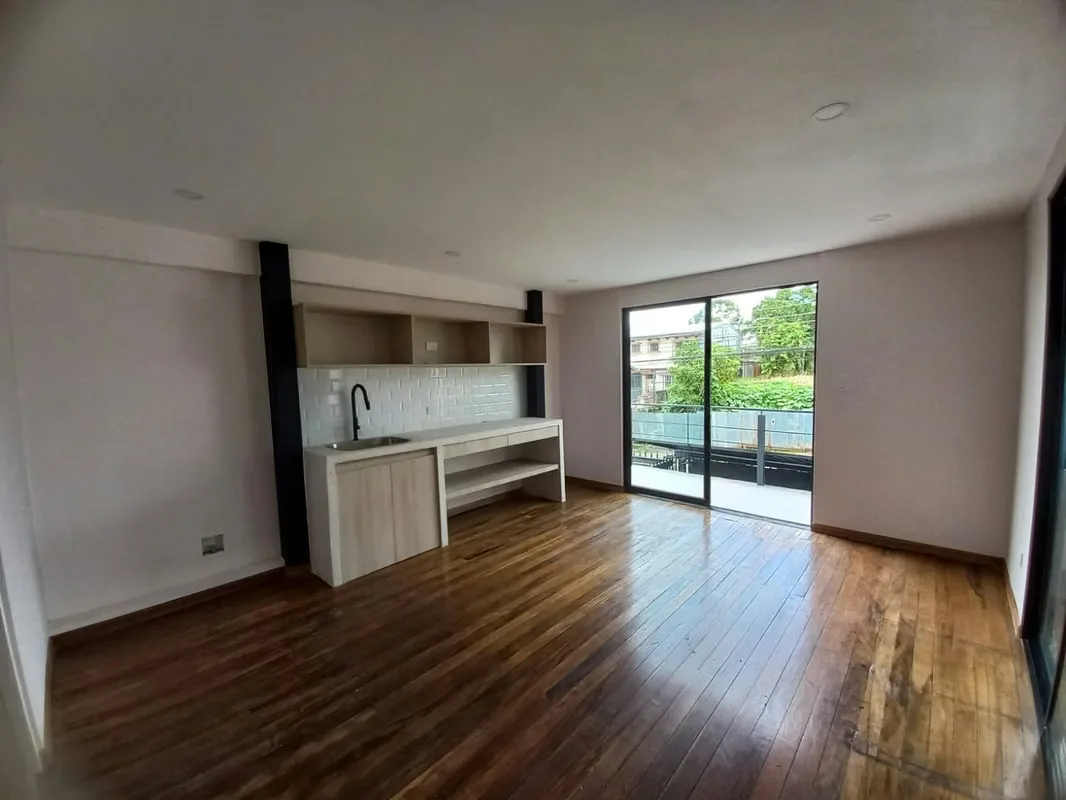 New one-room apartment with contemporary finishes is rented. Located in a very safe and quiet urbanization, with access to recreational park. The price includes water, light and laundry ...