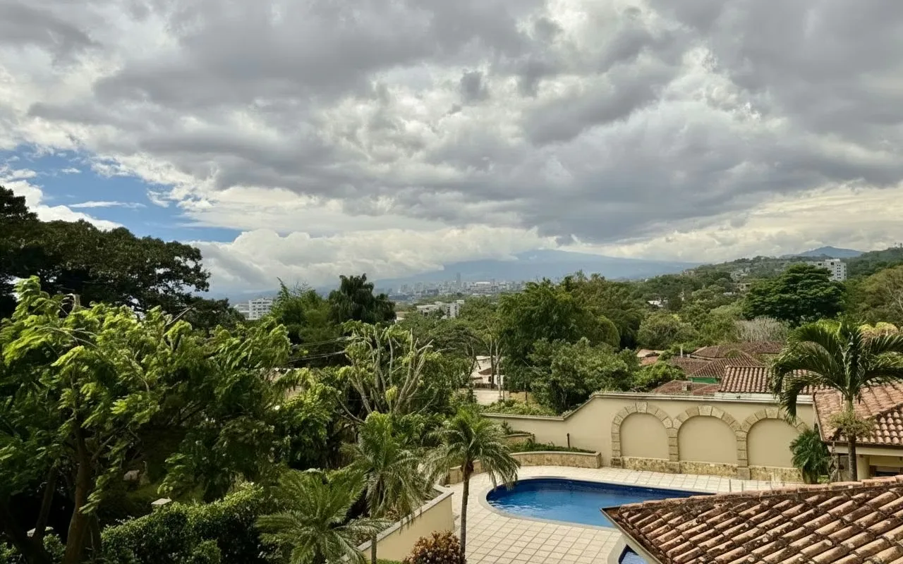 Este exclusivo apartamento en venta en San Rafael de Escazú se distingue por sus acabados de lujo y su ubicación privilegiada. La propiedad se encuentra en una zona tranquila, con ..., photo 2