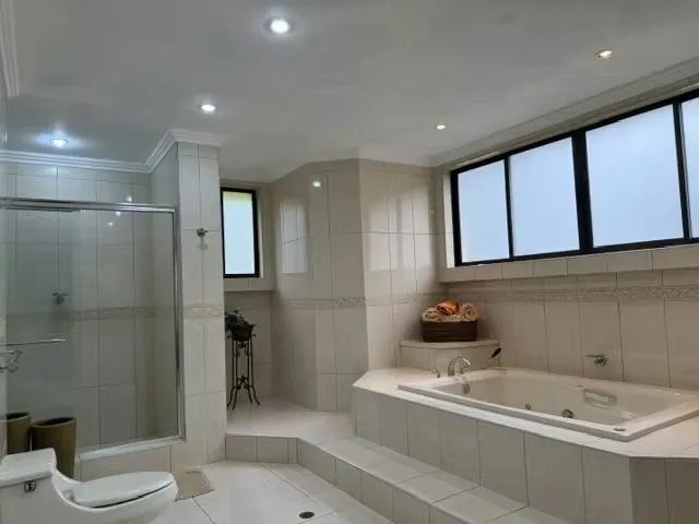 Este exclusivo apartamento en venta en San Rafael de Escazú se distingue por sus acabados de lujo y su ubicación privilegiada. La propiedad se encuentra en una zona tranquila, con ..., photo 13