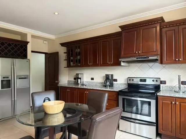 Este exclusivo apartamento en venta en San Rafael de Escazú se distingue por sus acabados de lujo y su ubicación privilegiada. La propiedad se encuentra en una zona tranquila, con ..., photo 6