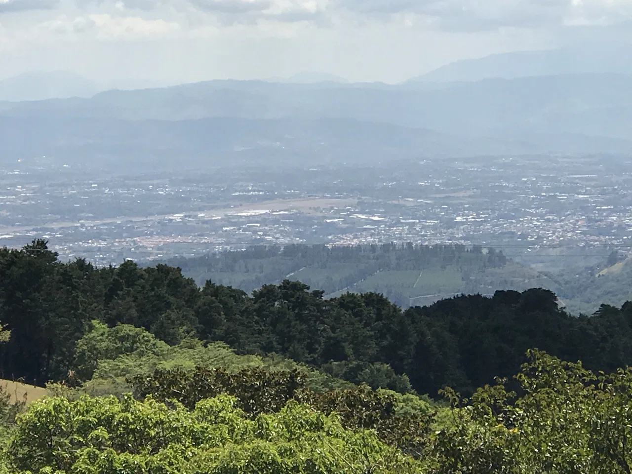 Se vende hermosa casa en montañas de Heredia