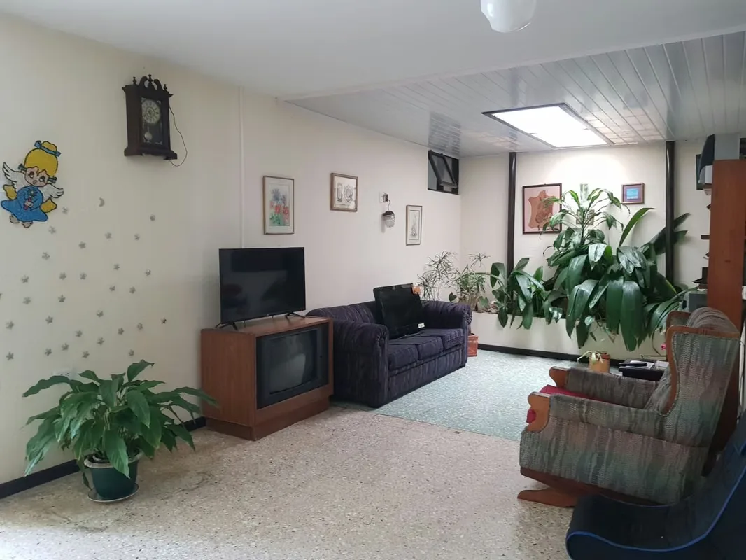 MA Asesorías Casa de una planta con jardín y 1 Apartamento alquilado, en un lugar sumamente céntrico ...