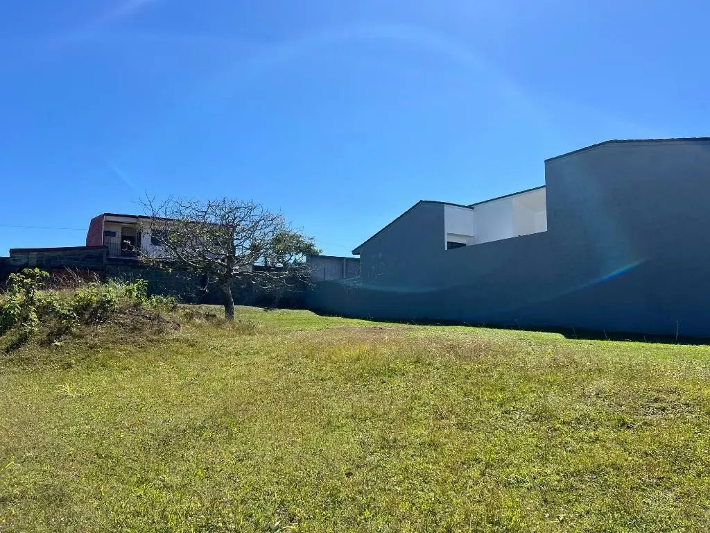 bello Lote en un Residencial exclusivo , con acceso privado , calle de entrada con más de 12 metros con aceras y jardineras. Lugar tranquilo y lleno de paz , hacen de este Lote el ...