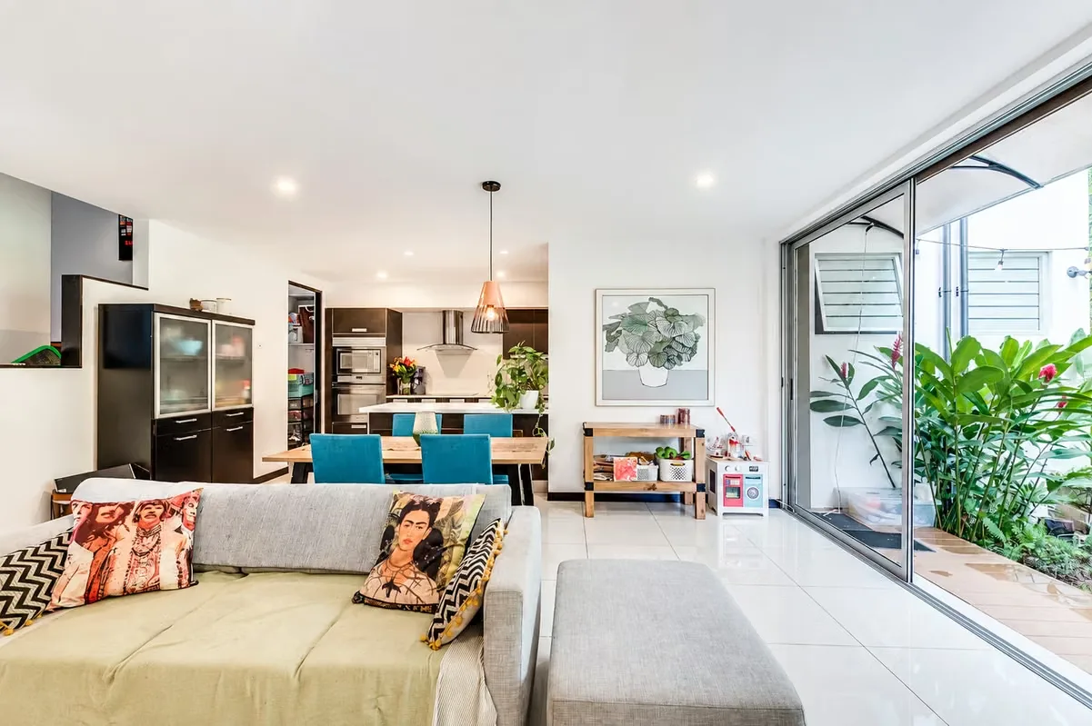 HOUSE FOR SALE IN SANTA ANA