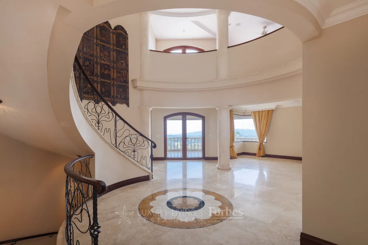 Luxury Villa with Panoramic Views and Home Theater in Villa Real