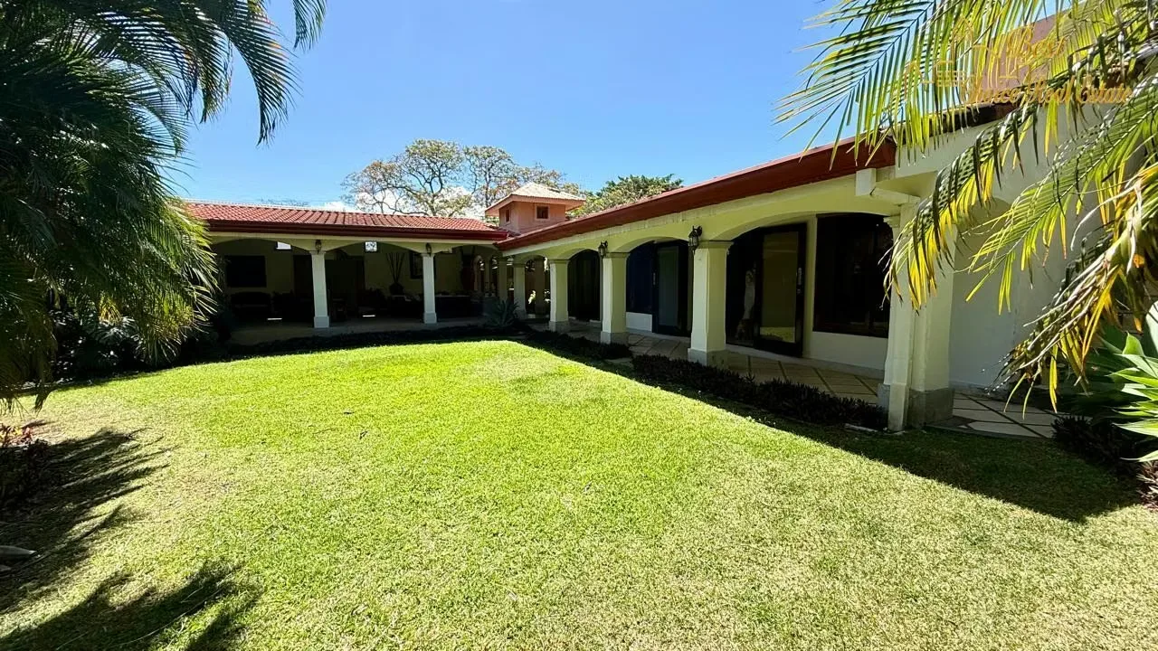 Hermosa casa familiar en venta ubicada en Cariari, una de las zonas residenciales más exclusivas y cotizadas, reconocida por su seguridad, excelente ubicación y cercanía a todo.