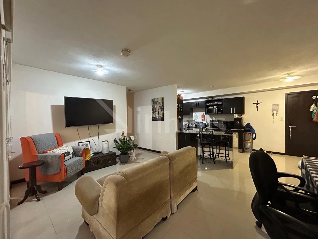 Se vende apartamento en primera planta con terraza. Cuenta con 101 metros cuadrados distribuidos en cocina, sala y comedor integrado., photo 2