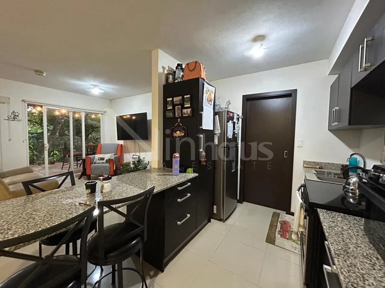 Se vende apartamento en primera planta con terraza. Cuenta con 101 metros cuadrados distribuidos en cocina, sala y comedor integrado., photo 3