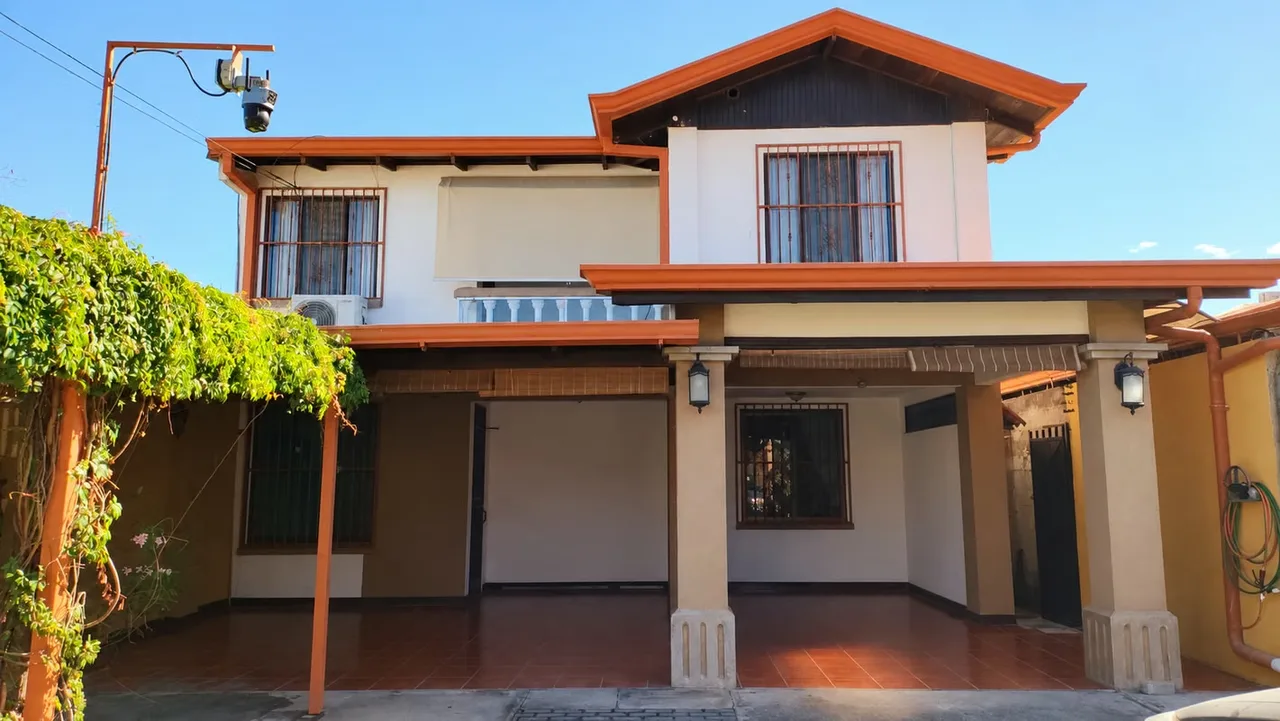 Located in central Liberia, this spacious two-story home offers 296 m² (3,186 sq ft) of construction on a 312 m² (3,358 sq ft) lot, with a particularly versatile layout: four ...