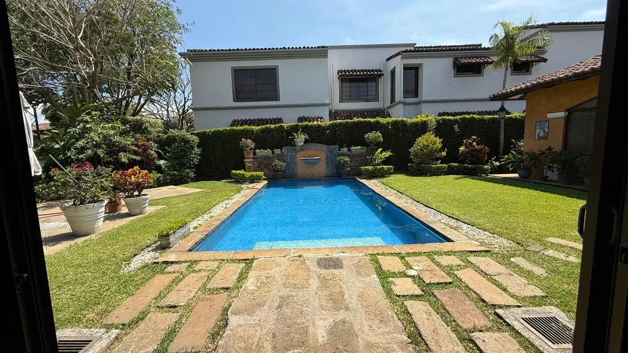 Hermosa casa de lujo de una sola planta, con un diseño colonial elegante y finitos acabados. Gracias a sus materiales de construcción con propiedades aislantes, la casa mantiene una ...