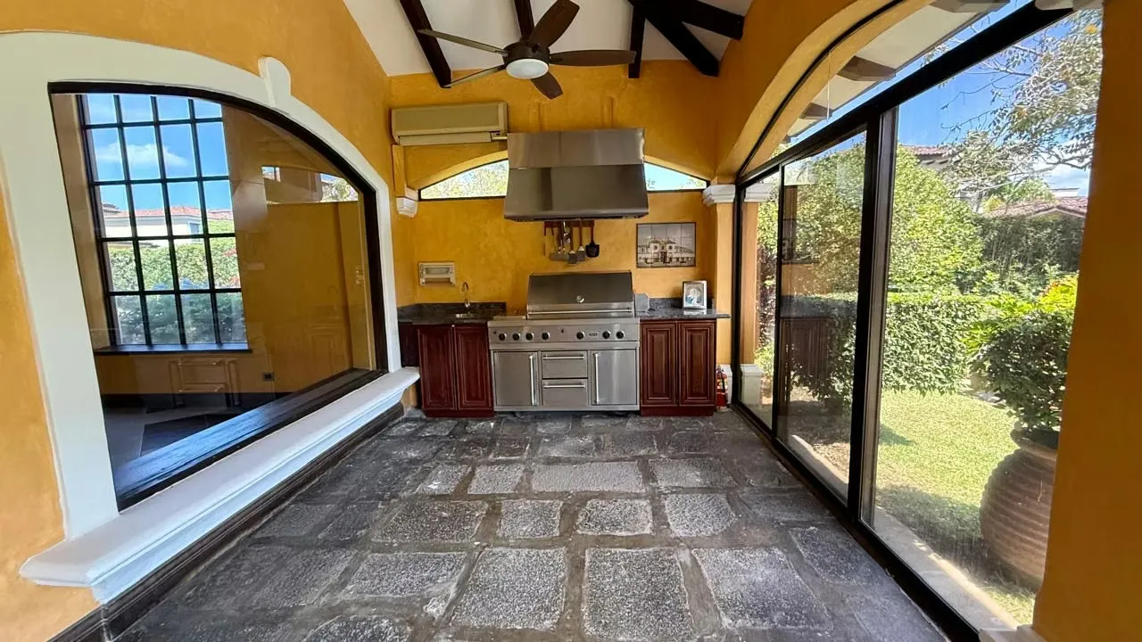 Hermosa casa de lujo de una sola planta, con un diseño colonial elegante y finitos acabados. Gracias a sus materiales de construcción con propiedades aislantes, la casa mantiene una ..., photo 2