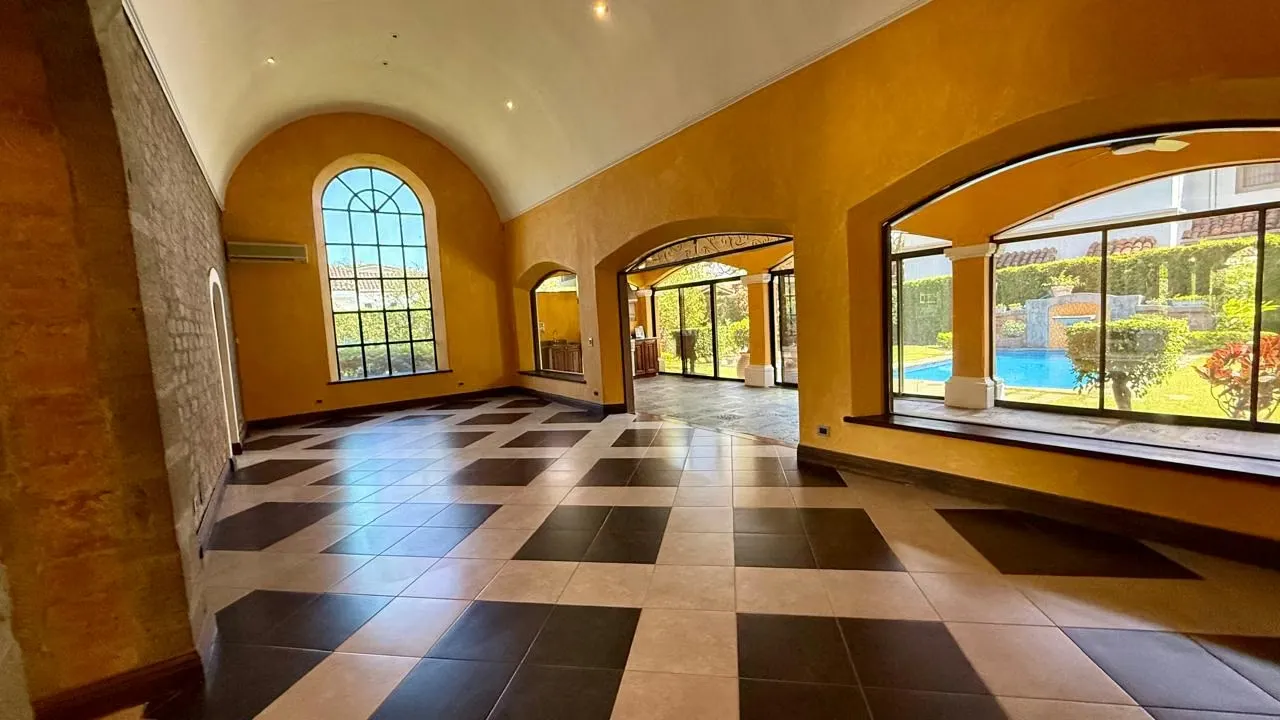 Hermosa casa de lujo de una sola planta, con un diseño colonial elegante y finitos acabados. Gracias a sus materiales de construcción con propiedades aislantes, la casa mantiene una ..., photo 12
