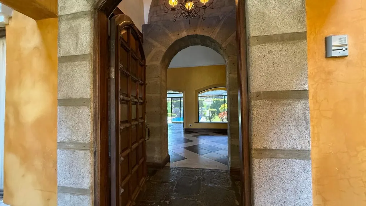 Hermosa casa de lujo de una sola planta, con un diseño colonial elegante y finitos acabados. Gracias a sus materiales de construcción con propiedades aislantes, la casa mantiene una ..., photo 3
