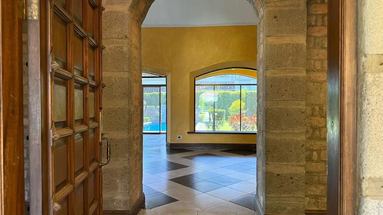 Hermosa casa de lujo de una sola planta, con un diseño colonial elegante y finitos acabados. Gracias a sus materiales de construcción con propiedades aislantes, la casa mantiene una ..., photo 4