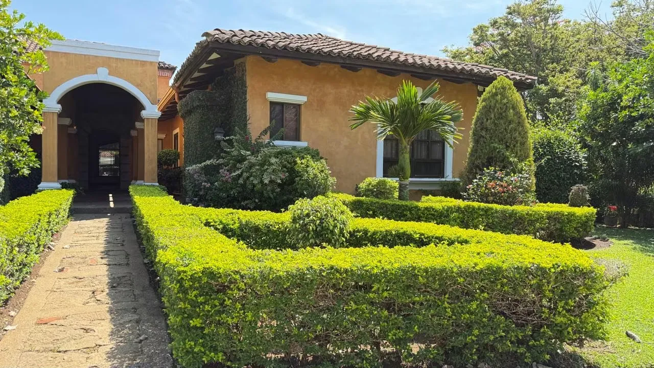 Hermosa casa de lujo de una sola planta, con un diseño colonial elegante y finitos acabados. Gracias a sus materiales de construcción con propiedades aislantes, la casa mantiene una ..., photo 5