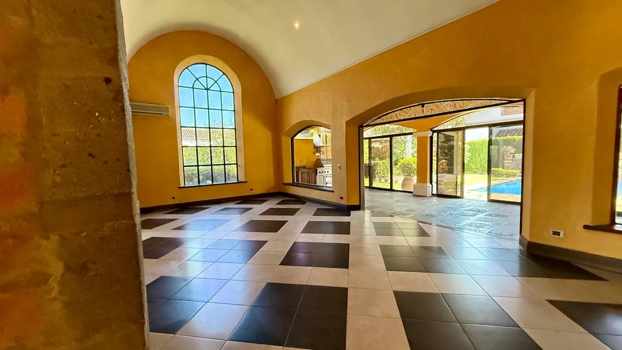 Hermosa casa de lujo de una sola planta, con un diseño colonial elegante y finitos acabados. Gracias a sus materiales de construcción con propiedades aislantes, la casa mantiene una ..., photo 6