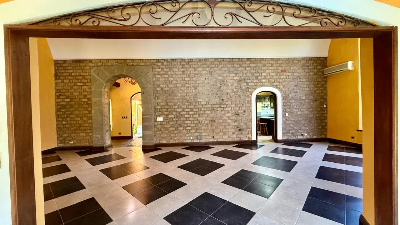 Hermosa casa de lujo de una sola planta, con un diseño colonial elegante y finitos acabados. Gracias a sus materiales de construcción con propiedades aislantes, la casa mantiene una ..., photo 9