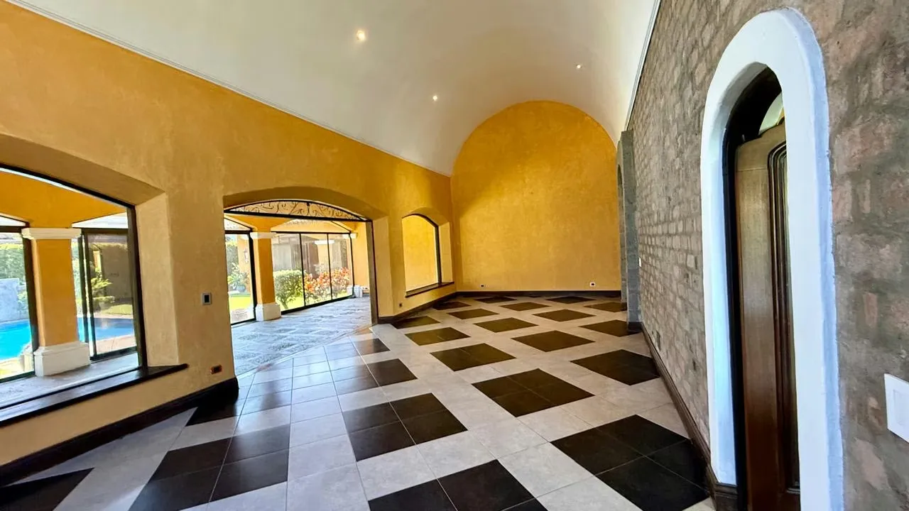 Hermosa casa de lujo de una sola planta, con un diseño colonial elegante y finitos acabados. Gracias a sus materiales de construcción con propiedades aislantes, la casa mantiene una ..., photo 10