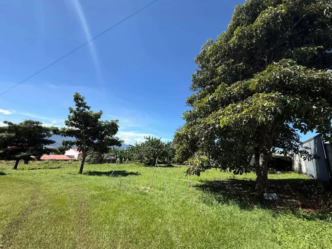 Propiedad en San Pablo, Heredia. Terreno semi plano de 1.347 m2 , con leve inclinación, perímetro semi cerrado con frente de 22 m y fondo de 53 m aproximadamente. Ubicación céntrica ...