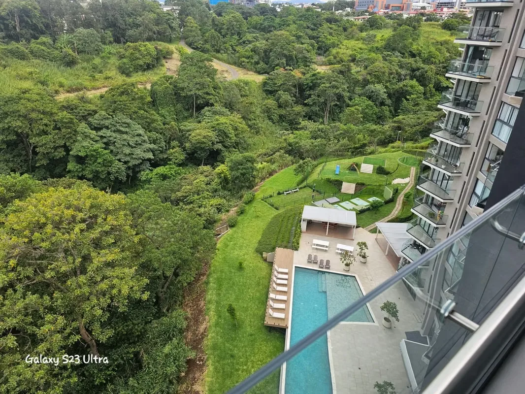 Apartamento semi amueblado, de 2 habitaciones, 2 baños Completos, 1 parqueo, espectacular vista al bosque, balcón a vuelta redonda, se encuentra en remodelacion, listo el 15 de ...