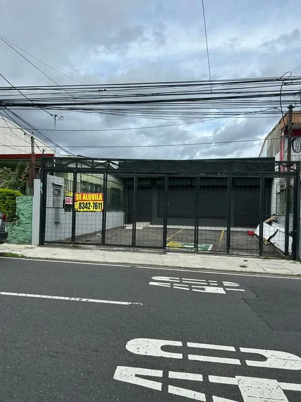LOCAL COMERCIAL CON AREA DE 100M2, PARQUEO DE 70M2 Y ÁREA DE PATIO SEMI TECHADO DE 70M2. RECIENTEMENTE REMODELADO, CORTINAS DE SEGURIDAD, ZONA SUPER COMERCIAL. SE REQUIERE DEPÓSITO DE ..., photo 2