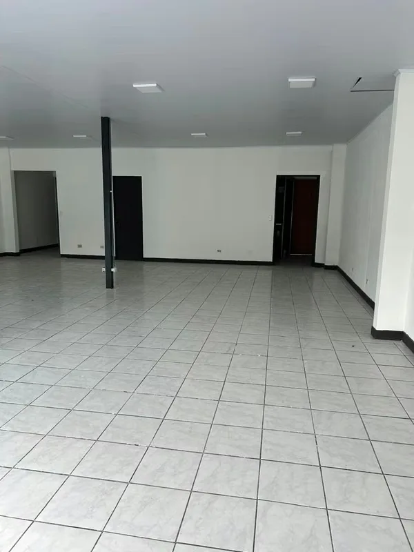 LOCAL COMERCIAL CON AREA DE 100M2, PARQUEO DE 70M2 Y ÁREA DE PATIO SEMI TECHADO DE 70M2. RECIENTEMENTE REMODELADO, CORTINAS DE SEGURIDAD, ZONA SUPER COMERCIAL. SE REQUIERE DEPÓSITO DE ..., photo 3