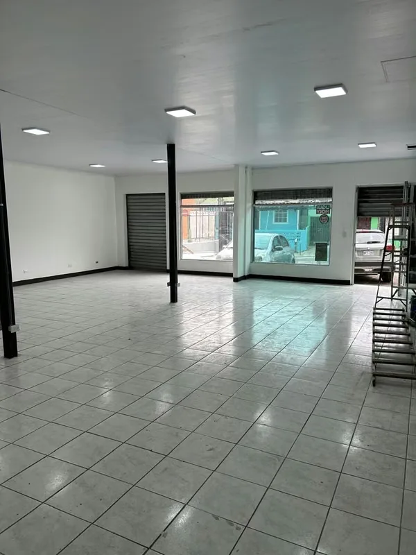 LOCAL COMERCIAL CON AREA DE 100M2, PARQUEO DE 70M2 Y ÁREA DE PATIO SEMI TECHADO DE 70M2. RECIENTEMENTE REMODELADO, CORTINAS DE SEGURIDAD, ZONA SUPER COMERCIAL. SE REQUIERE DEPÓSITO DE ..., photo 4