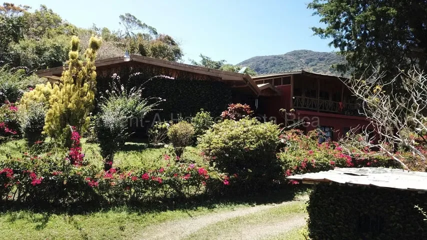 Hermosa finca con 1 casa en perfecto estado y 2 cabañas, vistas increíbles al Valle Central. a pocos minutos del centro de Higuito de Desamparados. Podrá conectarse con la ...