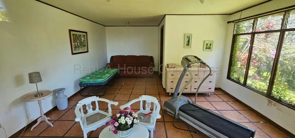 Hermosa finca con 1 casa en perfecto estado y 2 cabañas, vistas increíbles al Valle Central. a pocos minutos del centro de Higuito de Desamparados. Podrá conectarse con la ..., photo 7