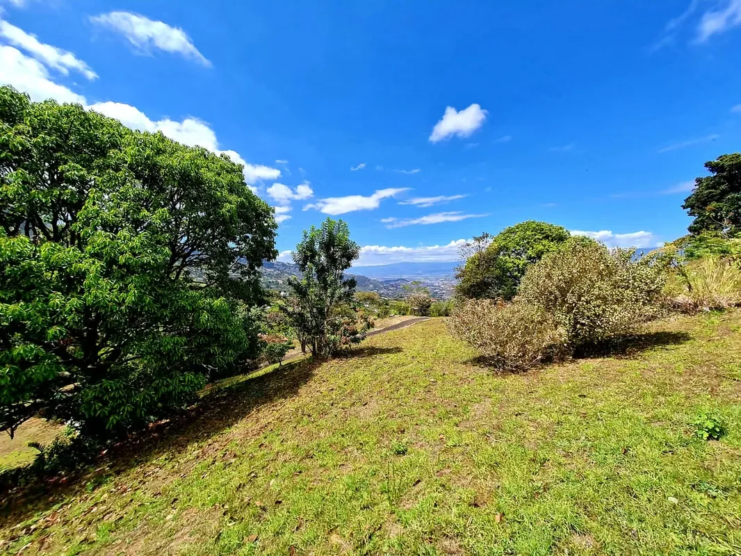 3 Lot’s available (2 for sale) – Location: San Antonio de Escazú – Many Million dollar villas close by – Exclusive and private – Safe gated community (3 parties) – Park ...