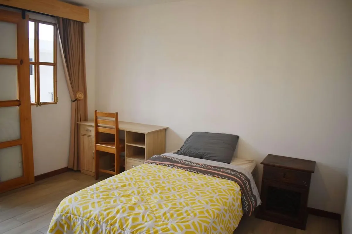 ALQUILER DE HABITACIÓN AMUEBLADA EN ESCAZÚ/NO COCHERA/NO MASCOTAS/INCLUYE SERVICIOS