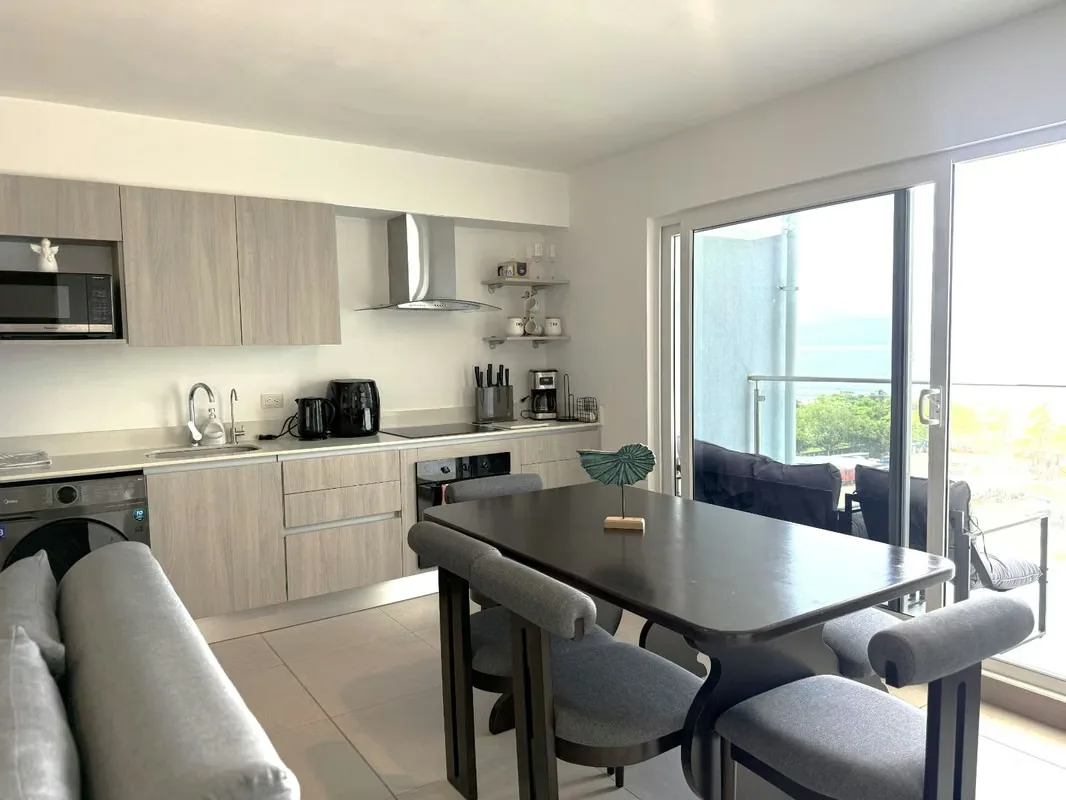 2 bedroom apartment located on the 12th floor in Viva Jacó, with sea view. The finishes include porcelanate, quartz in the envelopes, 3 air-conditioned and water heater. Its balcony is ...