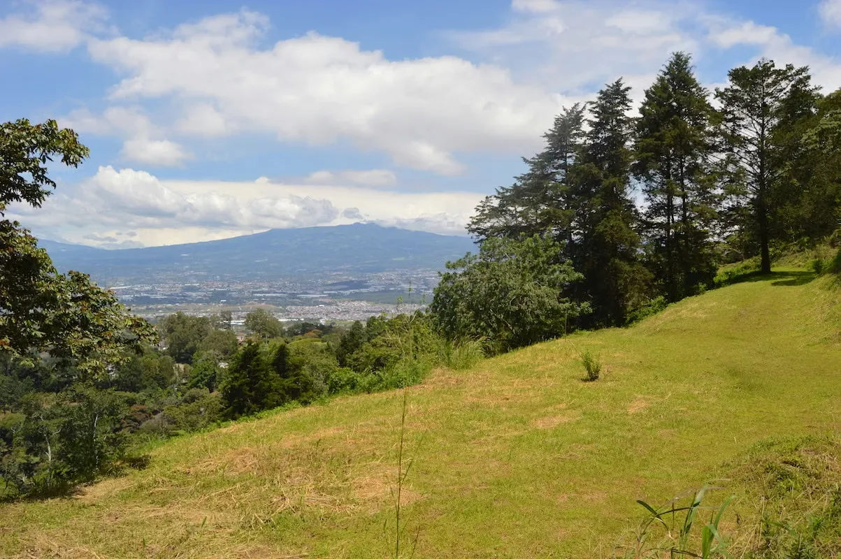 Exclusive 5,511 m² lot for sale in a mountain gated community in Escazú, ideal for building a luxury residence in a secure, natural setting with breathtaking views.