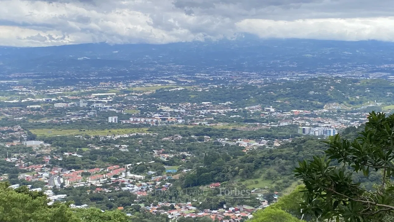 Lot 3876 m2, spectacular city view in condominium